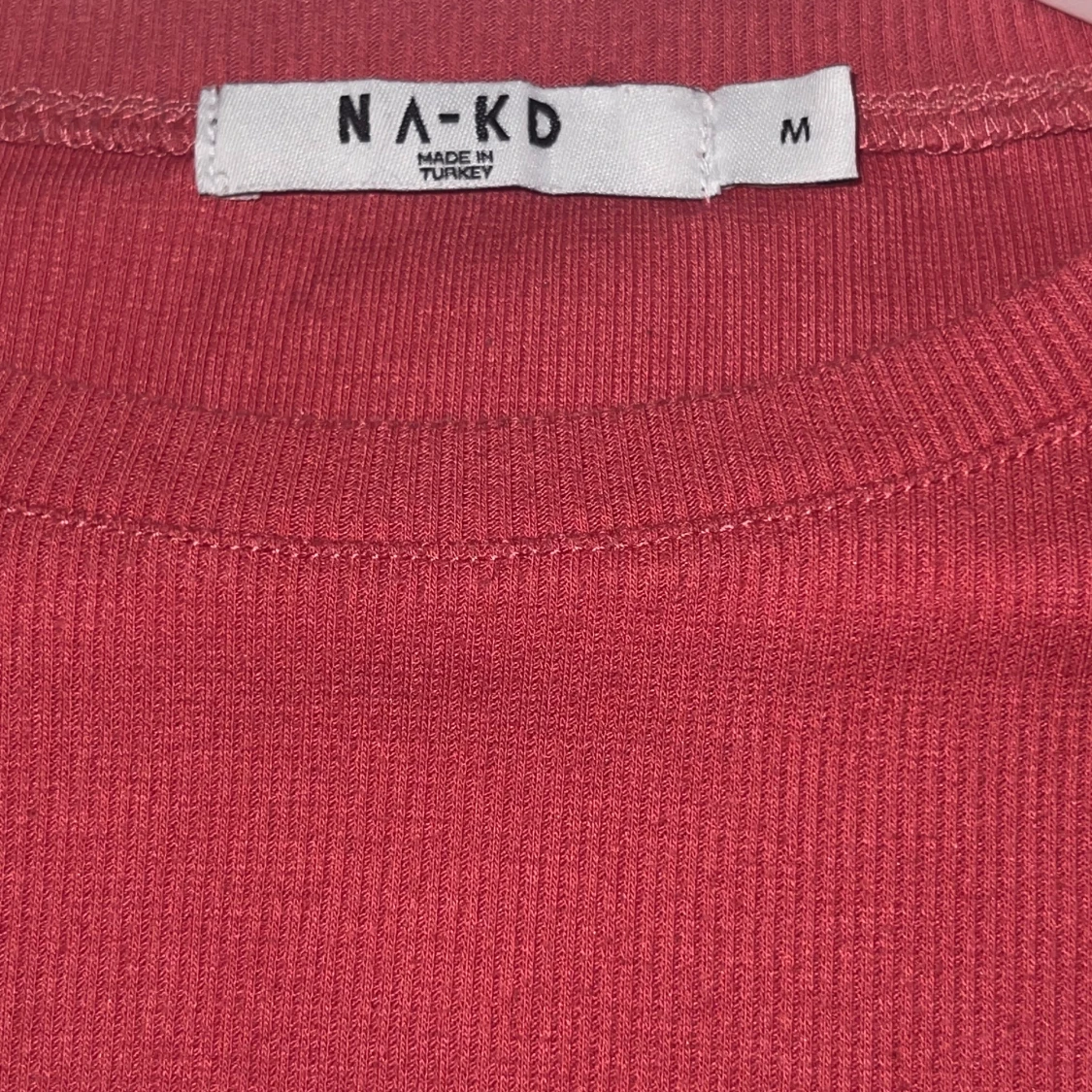Mörk rosa ribbad topp från NA-KD - 2