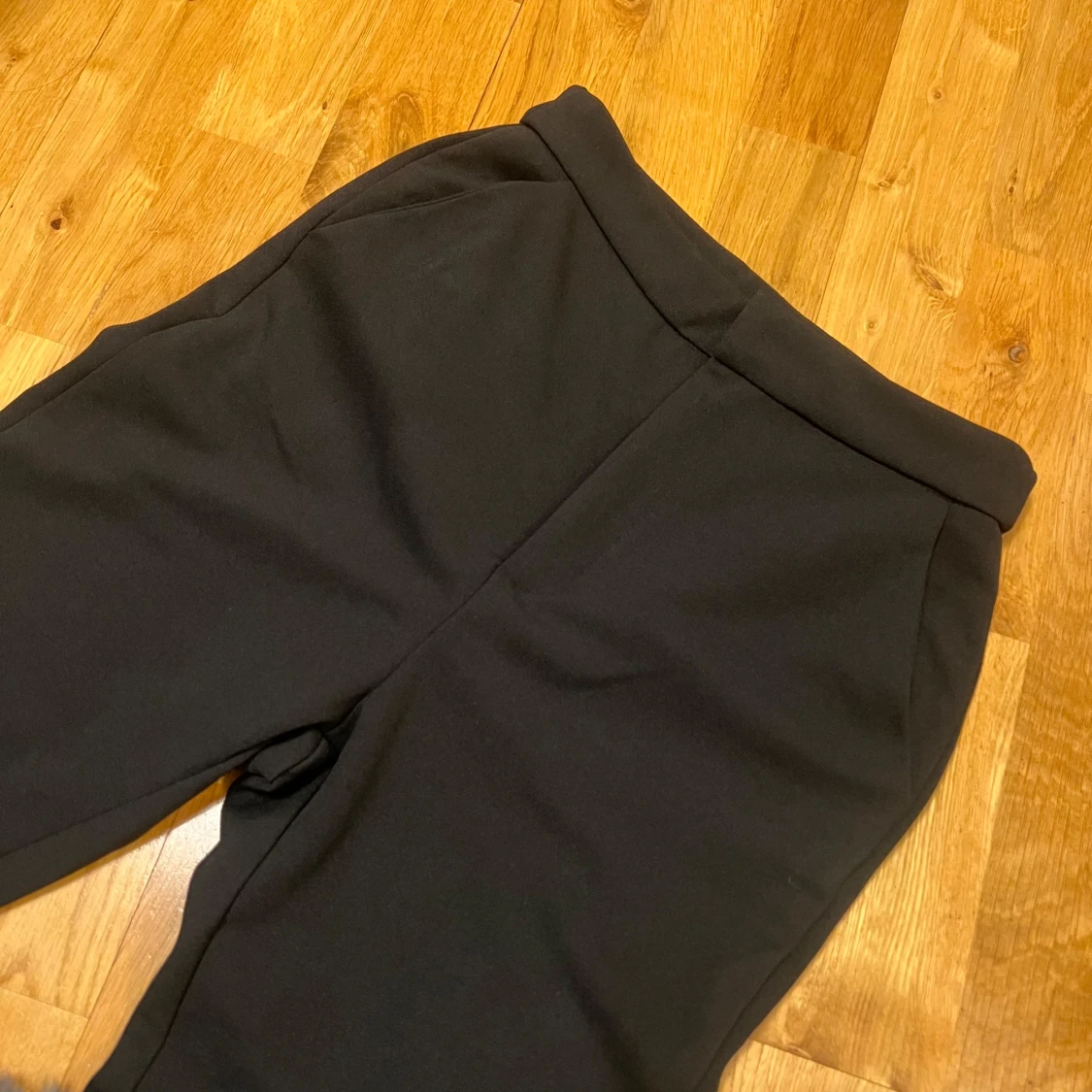 Svarta bootcut kostymbyxor med slits - 2