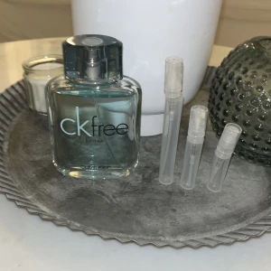 CK parfym - Säljer en fräsch doft ifrån ck i olika storlekar. Pris 2ml=10kr, 3ml=15kr, 5ml=20kr. Finns fler parfymer på min profil