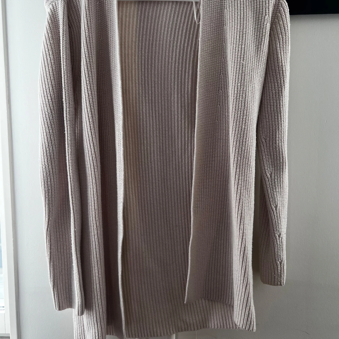 Beige stickad kofta från Lindex