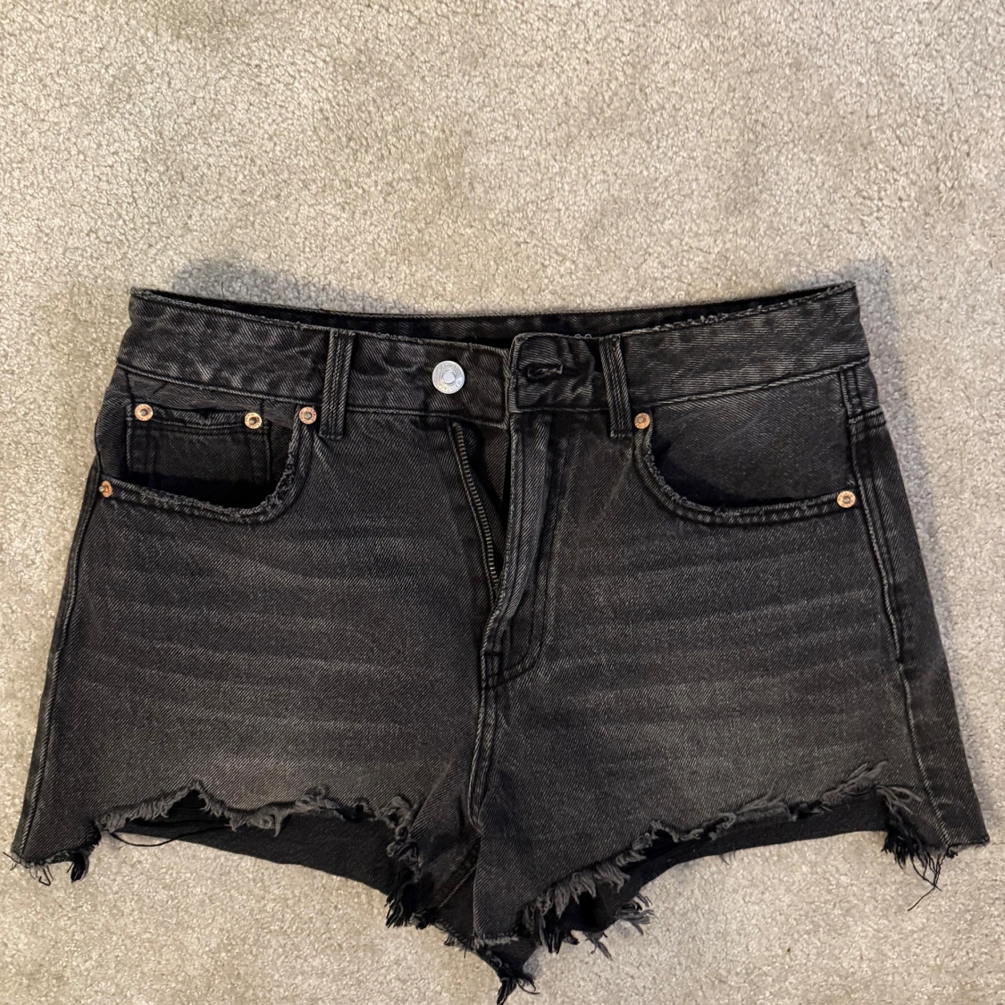 Svarta jeansshorts med slitningar 