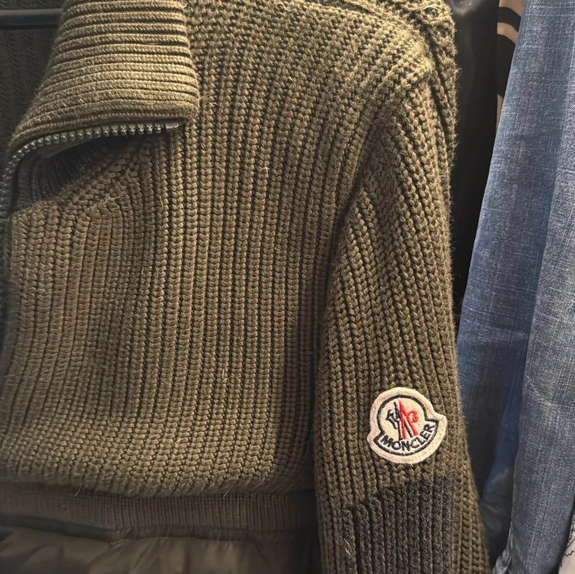 Olivgrön stickad hybridjacka från Moncler - 1