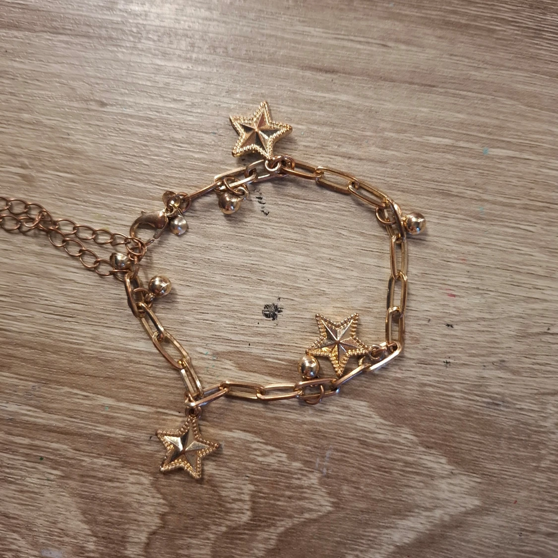 Set med armband i guld och vitt med stjärndetaljer - 1