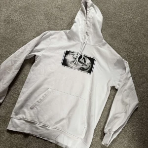 Vit hoodie med skateboard-tryck - Storlek S, köp för endast 199. 