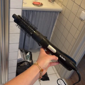 BaByliss varmluftsborste med två utbytbara borsthuvuden - Säljer en svart BaByliss varmluftsborste med två utbytbara borsthuvuden i olika storlekar. Perfekt för att styla och forma håret med volym och glans. Borstarna har täta svarta borst och borsten är enkel att använda med smidig knapp på handtaget. 