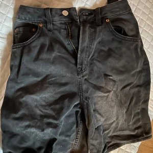 Snygga jeansshorts - Snygga svarta jeansshorts från HM som säljs då dom ej används längre💘