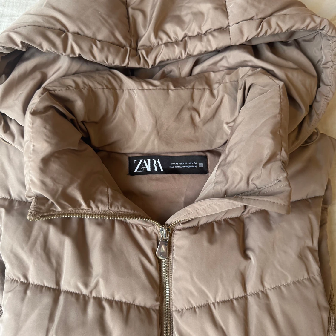 Beige quiltad dunväst från Zara - 2