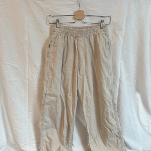 Beiga linnebyxor från Sweet Skateboards - Säljer ett par beiga linnebyxor från Sweet Skateboards med elastisk midja och raka ben. 
