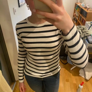Randig långärmad tröja från Gina Tricot❤️ - Säljer en vit och svart randig långärmad tröja från Gina Tricot, basically basics-kollektionen.❤️ Tröjan är ribbad och har en tajt passform med rund halsringning. Perfekt att styla med jeans eller kjol💓☺️
