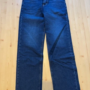 Blå Lee Rider jeans - Säljer ett par trevliga lee jeans med prislapp på helt oanvända. Vill bli av med de så säljer de billigt. Det är mer än 5 ggr så billigt som i butik och de är helt nya. Nypris 1099 mitt pris Endast 179 kr. Har även 3 andra storlekar!