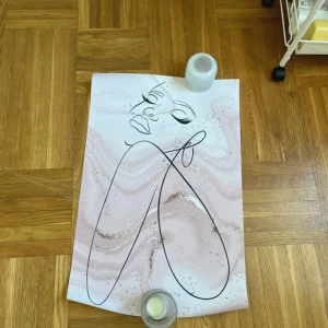 Abstrakta konstposters med kvinnoporträtt - Säljer tre posters med abstrakta linjeteckningar av kvinnliga ansikten på en ljusrosa marmorerad bakgrund med inslag av guld. Perfekt som modern väggkonst till hemmet. Mjuka färger och minimalistisk design.