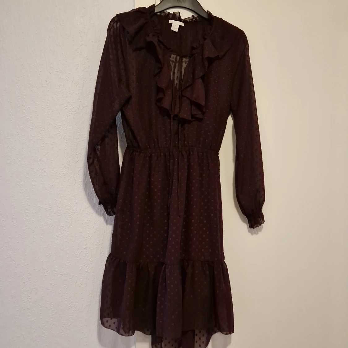 Vinröd prickig klänning med volang från H&M - 3