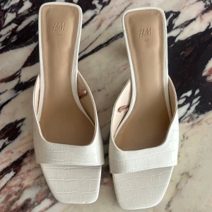 Klackar - Säljer ett par vita klackar som aldrig använts 🩷