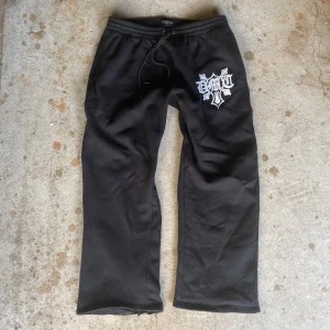 Demont sweats - Demont sweats. Dom är size XL men passar M/L. Dom har en straight baggy passform. Dom är lite nertrampade på hälen. 