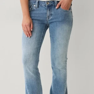 Ljusblå bootcut jeans från True Religion - Jättesnygga true religion jeans i modellen joey storlek 25! Skriv för fler bilder eller detaljer!😇 pris kan sjärlvklart diskuteras!