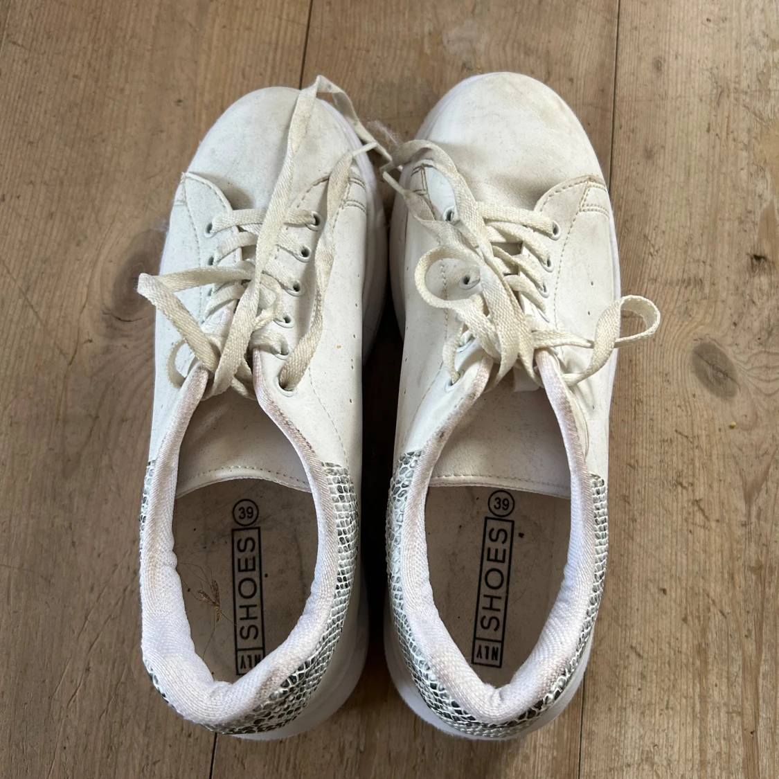 Vita sneakers med ormmönstrad detalj - 2