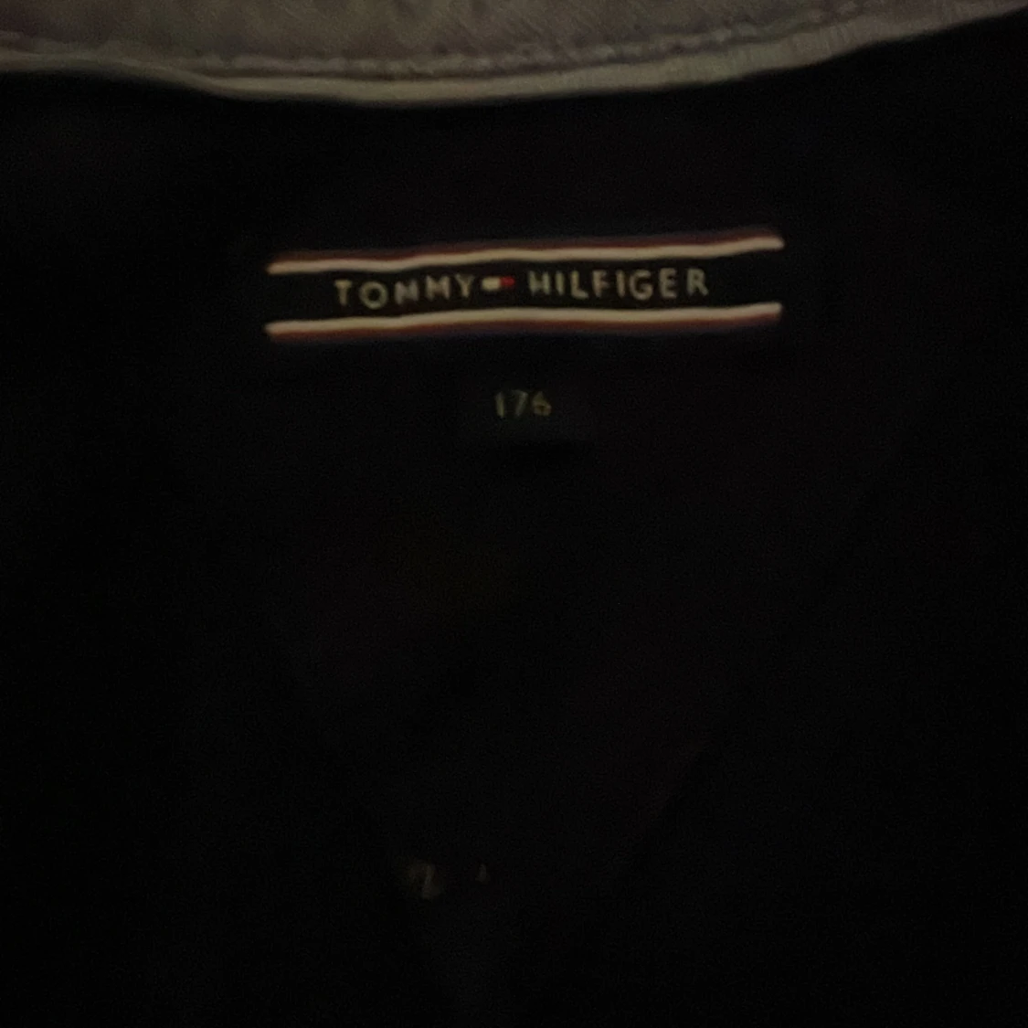 Mörkblå långärmad pikétröja från Tommy Hilfiger - 2