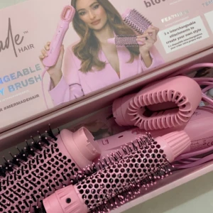Mermade Hair Interchangeable Blow Dry Brush  - Säljer denna supersöta rosa Mermade Hair varmluftsborste i nytt skick, aldrig använd – perfekt för att torka, styla och forma håret med salongseffekt. Ingår: 	•	3 utbytbara borsthuvuden (för volym, lockar och smidighet)  Selling this super cute Mermade Hair hot air styling brush – brand new, never used – perfect for drying, styling, and shaping your hair with a salon-like finish. Includes: 	•	3 interchangeable brush heads (for volume, smoothing, and curls)