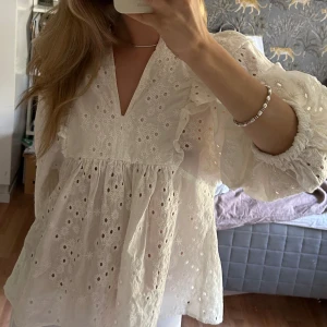 Blus från Indiska - En vit somrig blus från indiska som inte finns kvar i butik. Använd endast fåtal gånger. Blusen är i storlek S💞💗   Nypris 799 kr  Skriv om ni har frågor🥰
