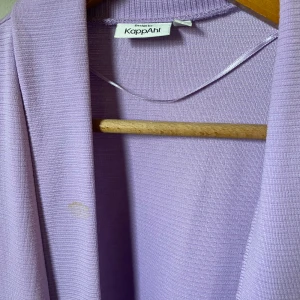 Ljuslila cardigan jacka från KappAhl - En liten fläck men annars mycket bra skick.