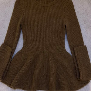 Brun stickad peplumtröja🤎 - Säljer en brun stickad tröja med peplumskärning och långa ärmar. Tröjan har rund halsringning och är ribbstickad vilket ger en snygg struktur. Man kan styla den till olika outfits. Skriv om ni har några andra prisförslag eller om ni har andra frågor💕