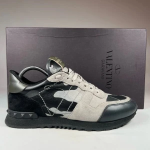 Valentino rockrunners - Valentino|🌟🌟|storlek 39,5 passar 40-41| fint skick men har en liten defekt på sulan| kan vara en brännskada| (bild 4). ✅✅✅✅ box dustbag kvitto och kort följer med🤩🤩🤩🤩
