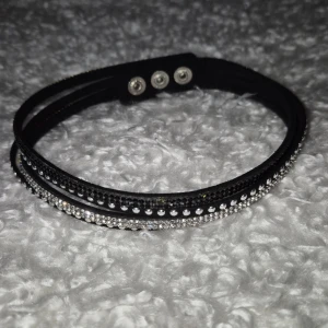 Glittrig Choker! - En fin chocker med glittriga detaljer! Endast använd någon enstaka gång så bedömer den i nyskick! Kan även användas som armband :D Vet tyvärr inte vart den är ifrån. Kika gärna in min shop för eventuella bundles 😎
