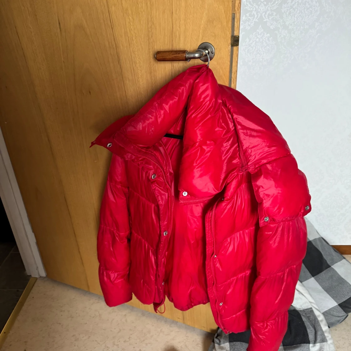 Röd pufferjacka från BikBok  - 1