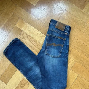 Nudie jeans - Nudie jeans| storlek W25 L30| passar ungefär 160-165| fint skick| inga defekter| blå| skriv vid minsta fråga|
