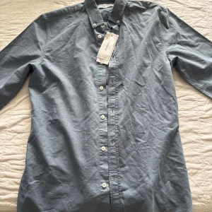 Blå skjorta från Samsøe Samsøe - blå skjorta från Samsøe Samsøe, helt oanvänd 