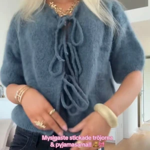 Grå stickad kofta från Design Si - Säljer en supermysig grå stickad kofta från Design by Si. Koftan har en knytning framtill och är i mohair, lappen sitter inte kvar på men är bara använd någon timma !! Lånade bilder !! 🥰går ner i pris vid snabbt köp