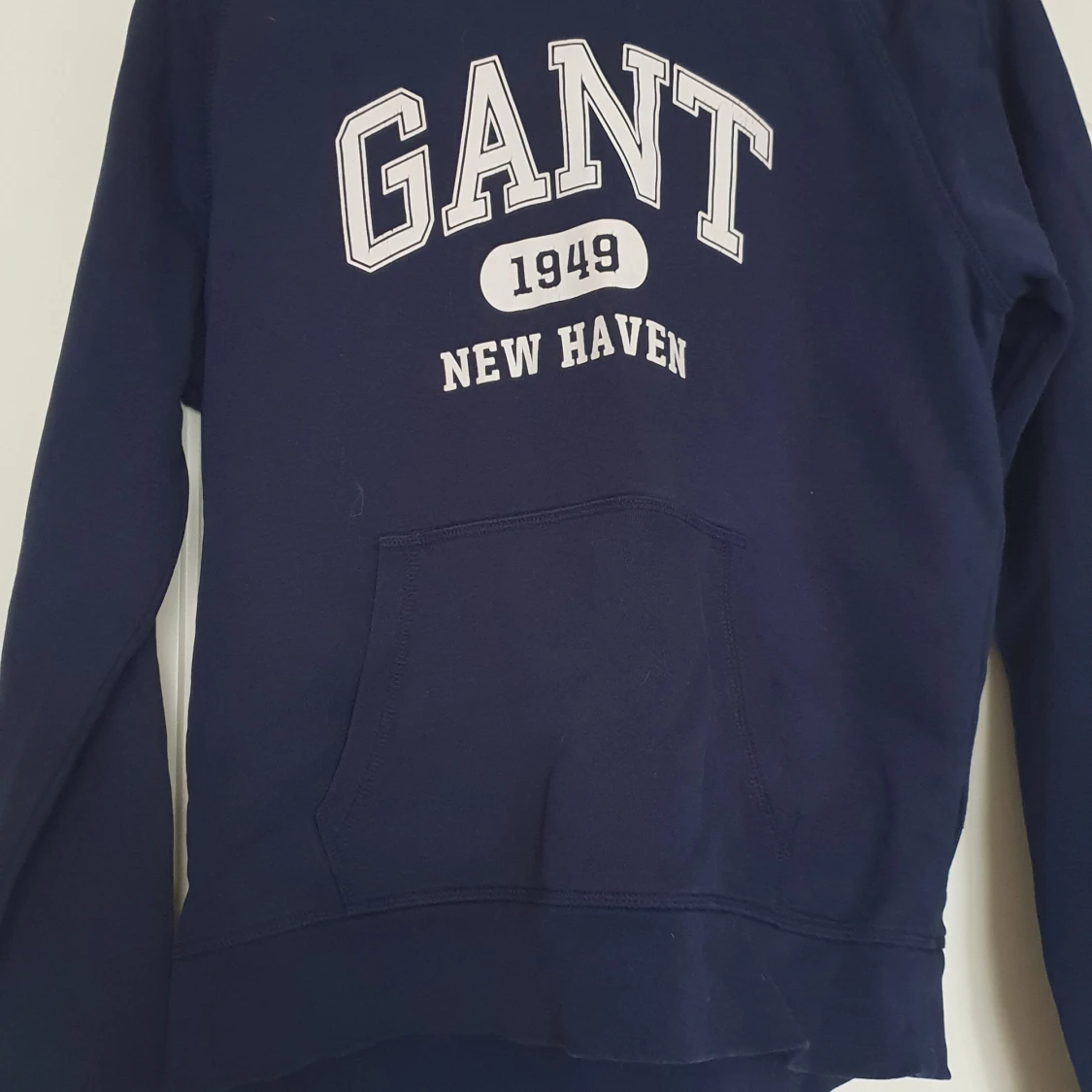 Mörkblå hoodie från Gant