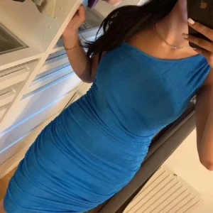 Blå off-shoulder klänning - Blå off-shoulder klänning, oanvänd men lapp saknas. Materialet känns mjukt och stretchigt. Storlek S men passar även Xs.