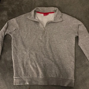 Grå halvzip tröja från RYVLS - Säljer en grå långärmad tröja från RYVLS med halv dragkedja och ståkrage. Tröjan har mjukt foder på insidan. Den är i storlek 158/164 men jag är 167 och på mig passar den perfekt.👌🏽
