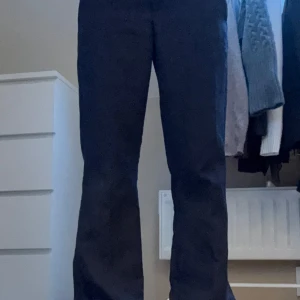 Mörkblå kostymbyxor med rak passform - Säljer ett par kostymbyxor med normal passform och rak siluett. Byxorna har klassisk midja och stängs med dragkedja. Passar s/m (större storlek)