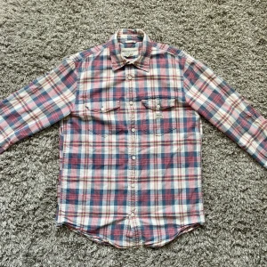 Denim and supply flanellskjorta  - Säljer denna rikigt feta denim and supply flanellskjortan som är perfekt nu till sommarn !⭐️Skick : 9,5/10!🤝Storlek S passar S!🙌 Hör gärna av er om ni har funderingar!👍