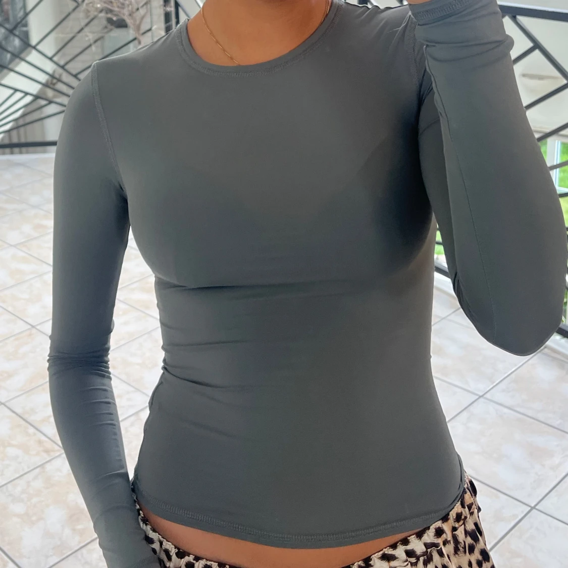 Grå långärmad tight topp