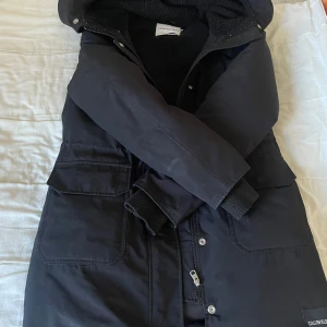 Jacka - Super snygg och varm jacka från Calvin Klein köpt på zalando. Använd 1 vinter och är fortfarande i ny skick. Köpt för 2100:-