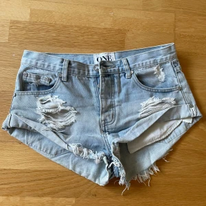 Ljusblå jeansshorts one teaspoon - Säljer ett par ljusblå jeansshorts från Oneteaspoon. Waist 26, säljer då dem är för stora
