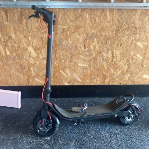 Freev elscooter  - Fin scooter som behöver fixas   Den går ej att starta men går att fixa för fler bilder på scooterns söndriga delar kontakta .kontakta även innan köp.  Pris går att diskutera kan även byta mot en annan som funkar original priset är 5600
