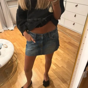 Jeanskjol från hm - Säljer en klassisk blå jeanskjol från hm med femficksmodell och normal passform. Kjolen är kort och har en snygg tvättad look med synliga sömmar och bälteshällor. Perfekt att styla med sneakers eller boot. ❣️förra ägarens bilder❣️ jag har inga på själv för passar inte mig🥰