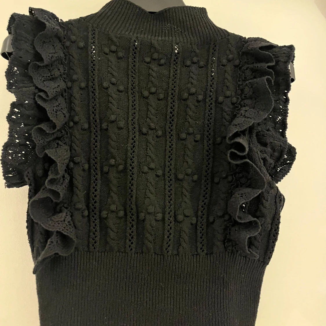 Svart stickad väst med volang från Zara - 1