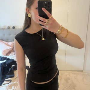 Svart topp from HM - Helt ny topp from H&M som aldrig kom till användning. Storlek S