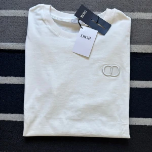 CD Icon T-Shirt, Relaxed Fit - Ny T-shirt, säljs då den inte passar. Vid frågor kontakta gärna!