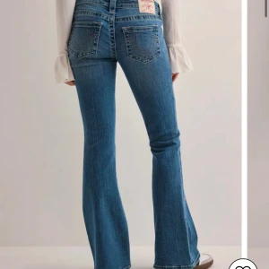Blå bootcut jeans från True Religion - HELT NYA JEANS FRÅN TRUE RELIGION!! ur snygga jeans med rosa sömmar, köptes i vintras på nelly för 1399 säljs för 1000kr 