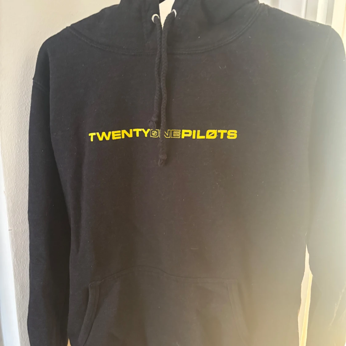 Svart hoodie med Twenty One Pilots-tryck