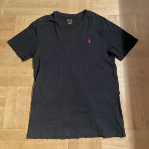Svart t-shirt från  Ralph Lauren - Svart t-shirt från  Ralph Lauren. Den är i perfekt skick och inga skador. Skriv till mig vid frågor💛 priset är inte hugget i sten