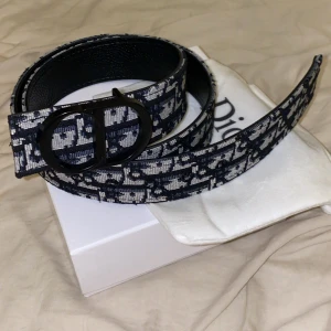 Äkta Dior bälte - Säljer mitt dior bälte då jag knappt använder den nå mera. Fick den som present. Den är äkta men inga bevis på de drf säljer jag den billigt. Kan gå ner i pris vid snabbaffär!!!