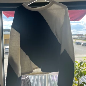 Stickad tröja  - Säljer en stickad tröja från Gina Tricot i svart och vitt, knappt använd!💗💗 köpt för 250kr
