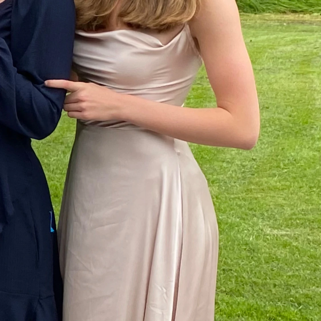 Champagnefärgad långklänning - 1